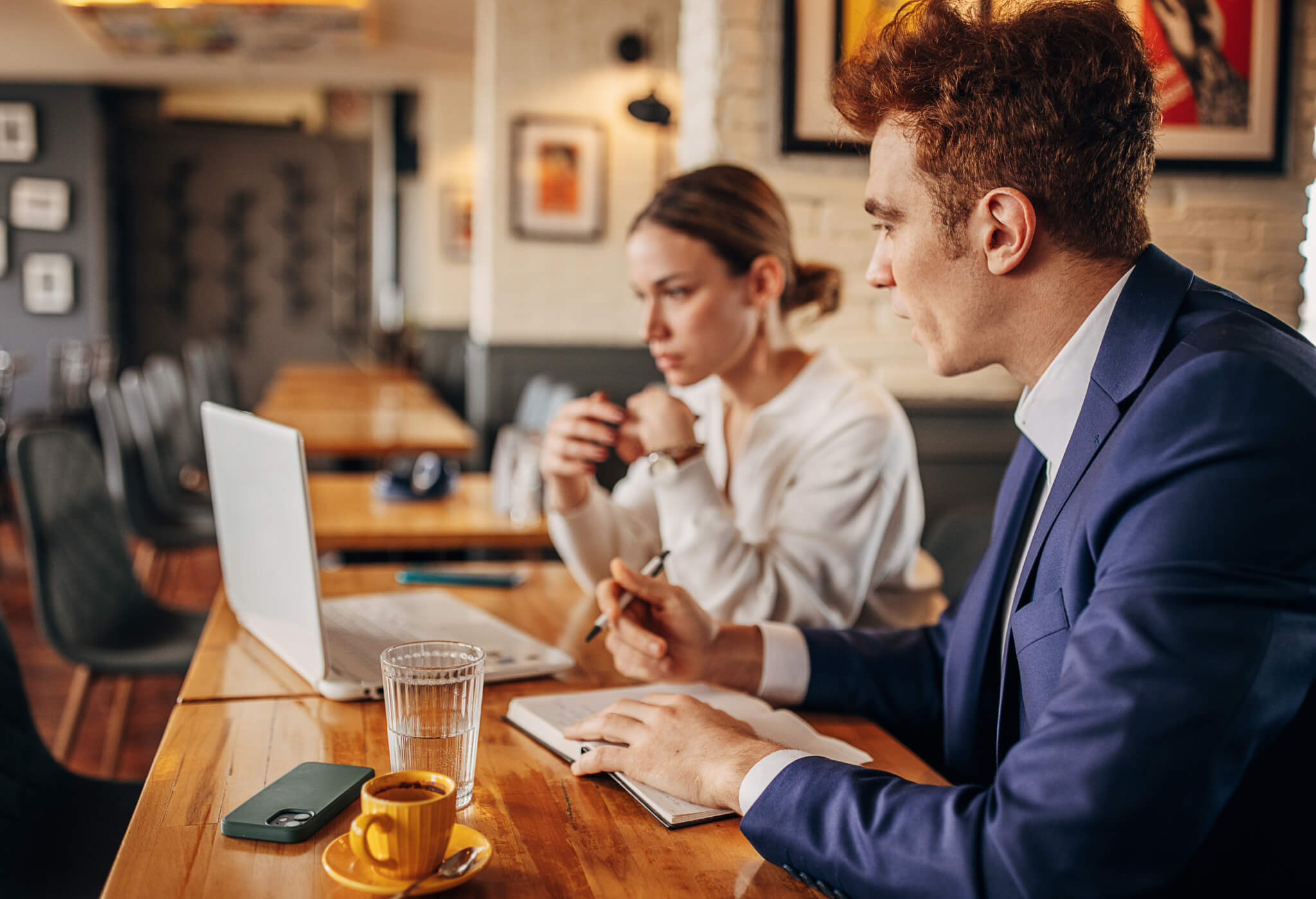 Kontakt-Headerbild-Tablet-2048x1400